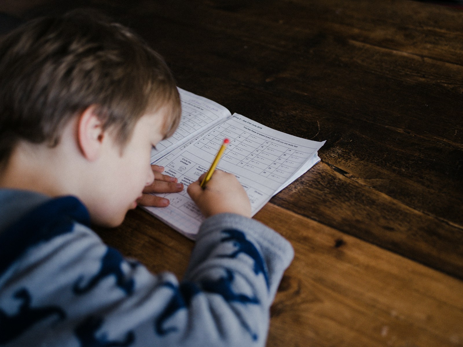 garcon_ecrie_01 boy writing